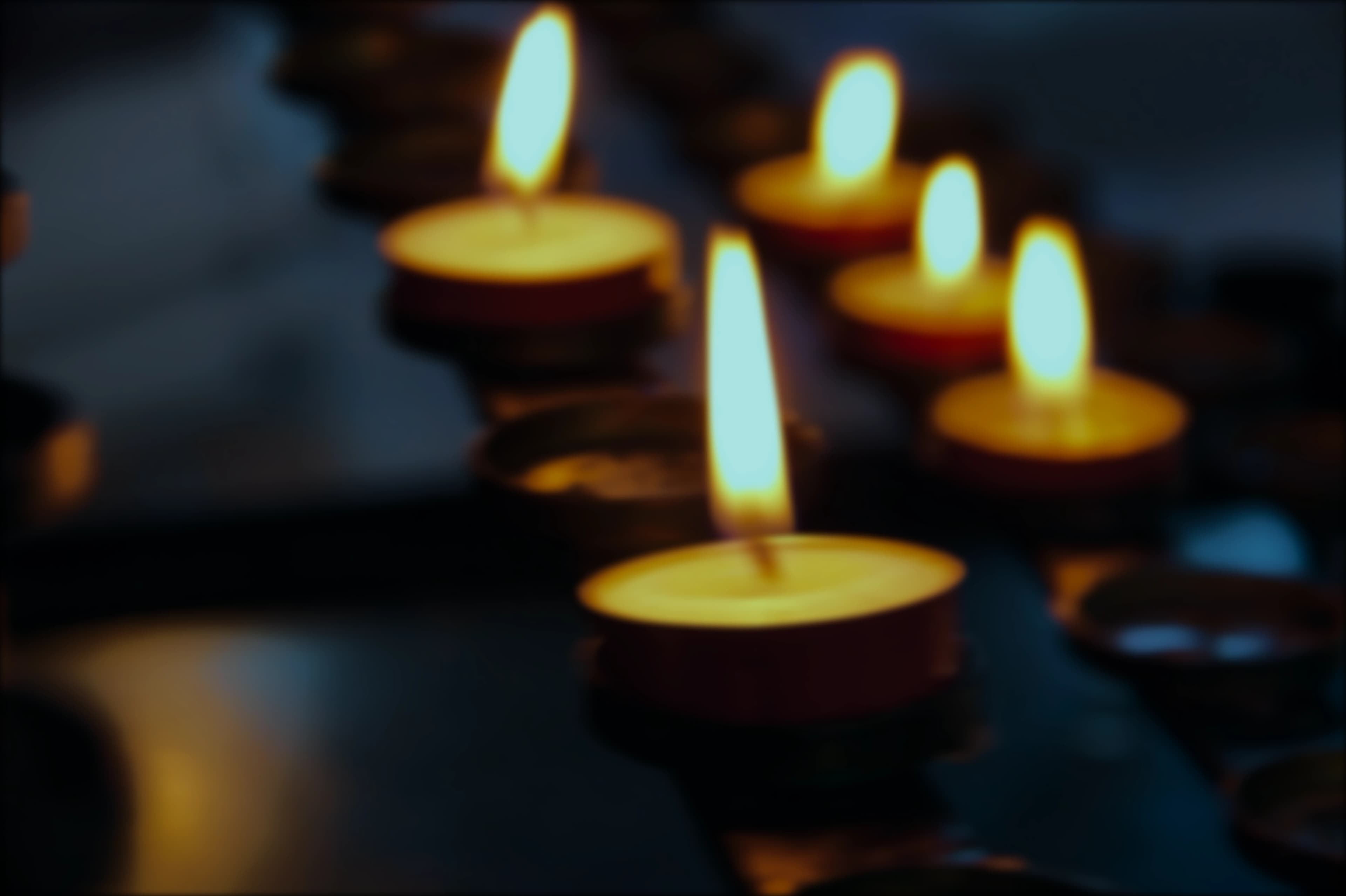 Velas acesas em um ambiente sereno